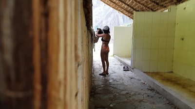 स्पॅनिश विद्यापीठातील सहकाऱ्यावर गुप्तचर कॅमेरा